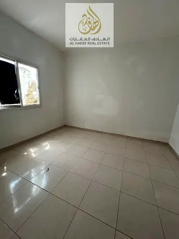 شقة غرفة وصالة للإيجار في النباعة بالشارقة بموقع مميز قريب من جميع الخدمات مع تسهيلات في الدفع حتى 6 دفعات وتأمين نقدي ومساحات عملية مناسبة للأفراد وا