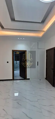 فيلا للإيجار الشهري بالزاهية، 3 غرف ماستر + خادمة، مسبح خاص، جيم، جلسات داخلية وخارجية، مكان شواء، بسعر 15,000 درهم شهريًا