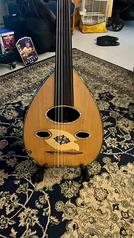 خشب جوز وورد و سيسم
وجه سيدار 
مفاتيح أبانوس
زند ١٩.٥
فرسة متحركة
أوتار لابيلا أميركي فا فا
إيكوليزر