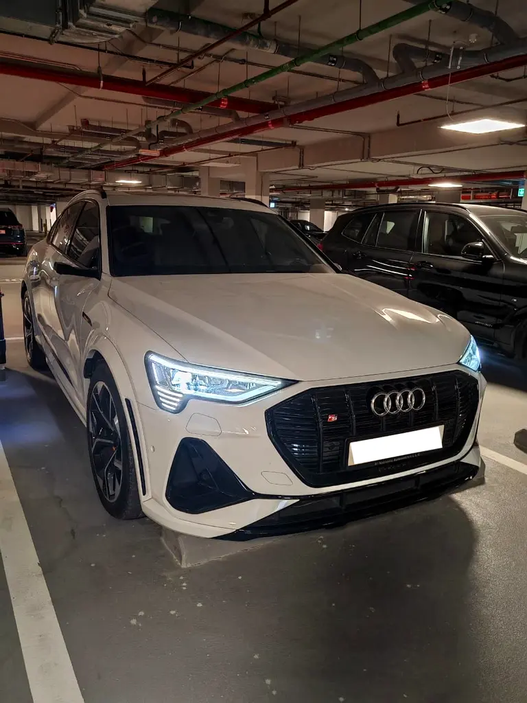 Audi e-tron 2022 — photo 1 of 8