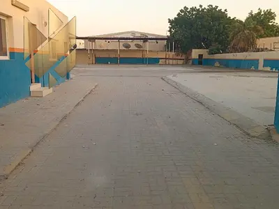 حوطة للإيجار في الصناعية 4 بمساحة 20000 قدم مع مكاتب و6 غرف سكن موظفين وكهرباء 50 كيلو وات بسعر 400000 درهم