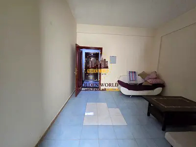 استوديو للإيجار في الناصرية بمواصفات مريحة وتصميم عملي مع بلكونة مميزة وتكييف سبليت يوفر أجواء هادئة وسكن مناسب للأفراد بأسعار اقتصادية في موقع حيوي ق