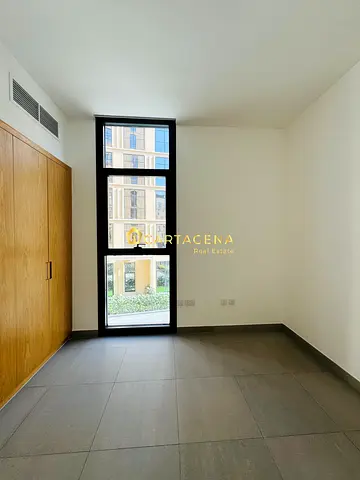 شقة واسعة بغرفة نوم واحدة | تصميم مشرق | موقع مميز في منطقة الممشى