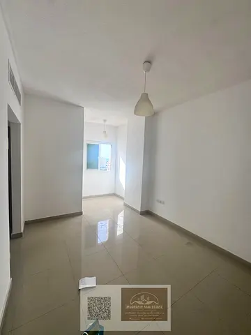 شقة غرفتين وصالة في الراشدية 3 قرب عجمان وان بتكييف مركزي