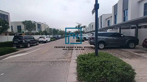 تاون هاوس فاخر مكون من 3 غرف نوم وصالة متاح للإيجار في مجمع الليلك السكني، الزاهية، الشارقة. عرض مميز