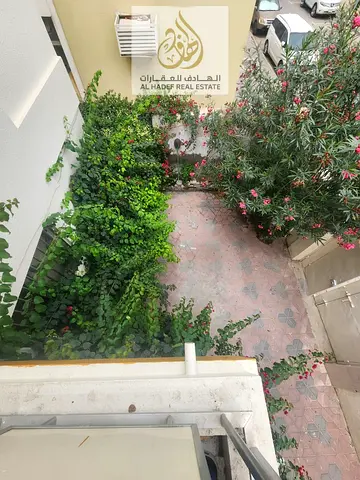 الآن فرصة لا تعوض.. سكن عائلي راقٍ في ميسلون! 🌳✨🌶️ للإيجار شقة واسعة (غرفتين وصالة) بموقع استراتيجي في ميسلون، الشارقة (قريب من دوار الكويت). حياة ه