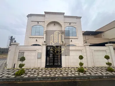 فرصة مميزة لامتلاك فيلا في العالية – عجمان، موقع استثنائي على ثلاث شوارع كبار (أرضي + أول + روف)، تضم 5 غرف ماستر ومجلس وصالة واسعة ومطبخ تحضيري