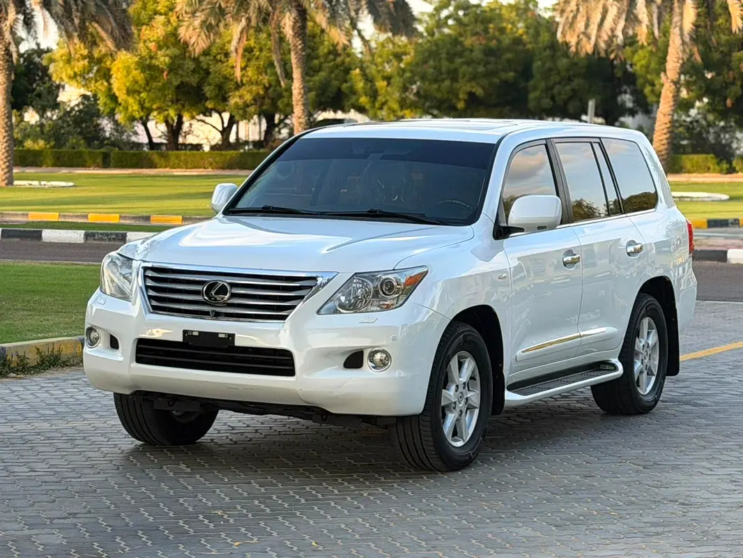 Lexus LX-Series 2010 — photo 1 of 15