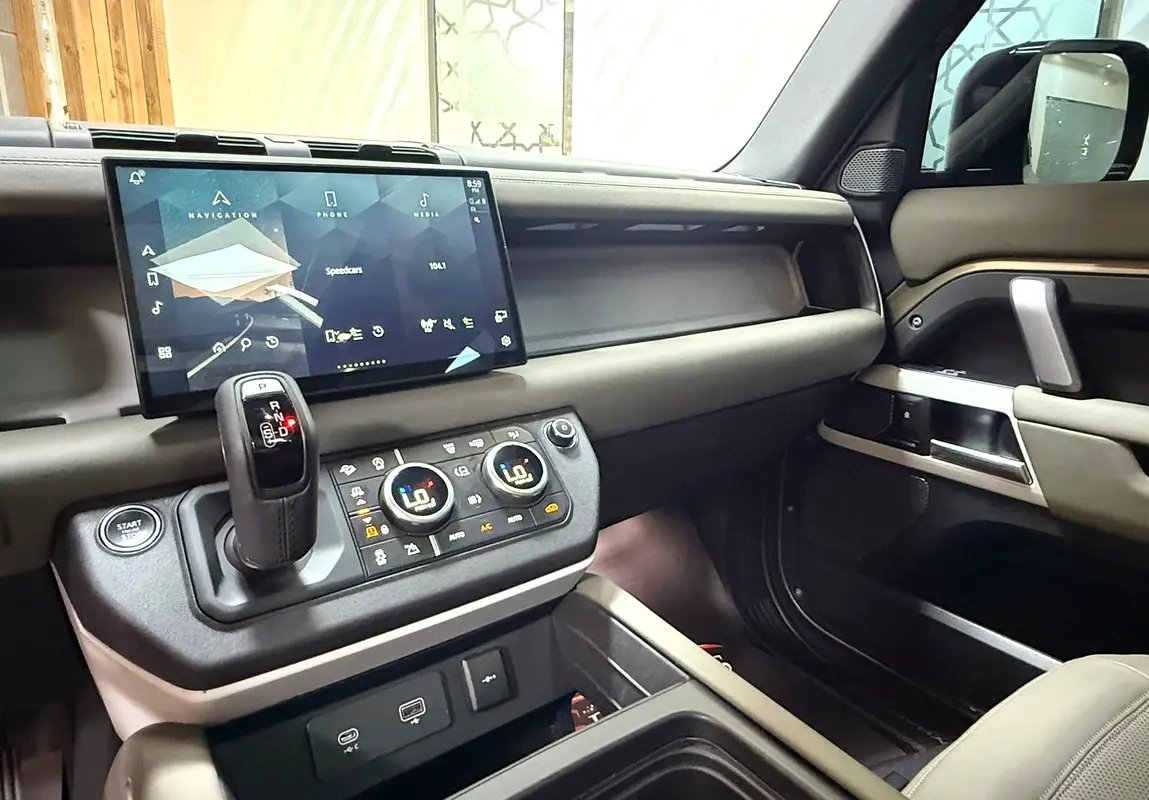 Land Rover Defender 2024