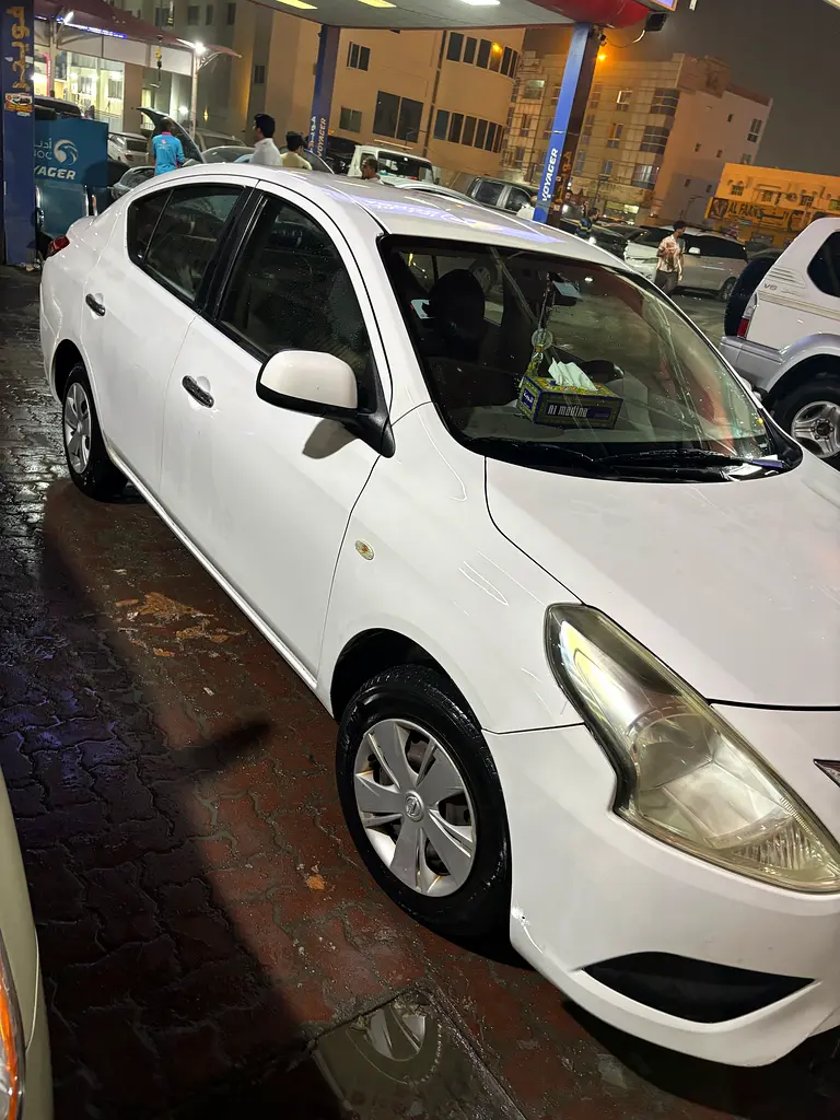 Nissan Sunny 2015 — photo 1 of 4