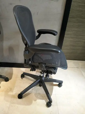 Selling Herman Miller Areon classic chair size B size and C full loaded
