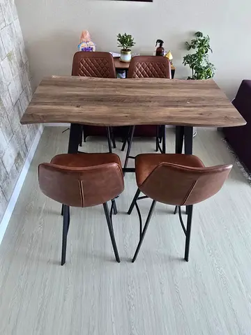 STYLISH DINING TABLE WITH A RUSTIC-INDUSTRIAL VIBE