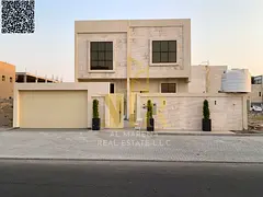 Villa for sale directly from the owner, custom-finished, on a main street close to all amenities. Fr