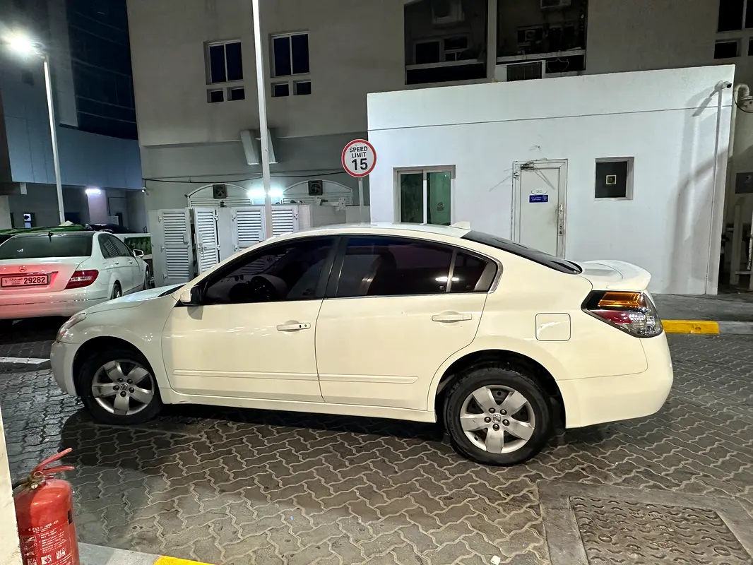 Nissan Altima 2008 — photo 1 of 10