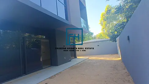 استمتع بتجربة عيش فاخرة في أرقى مجمع سكني في كايا! تتميز هذه الفيلا شبه المنفصلة بإطلالات خلابة وتصميم عصري ووسائل راحة فاخرة. بموقعها المتميز ومساحته