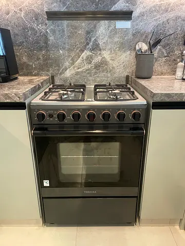 Toshiba freestanding gas cooker with oven - barely used