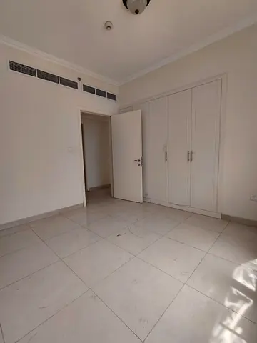 ✨ سكن عائلي مميز بمساحة واسعة وموقع حيوي  📍 الموقع: مويلح – الشارقة 📍 قريب من جميع الخدمات وسهل الوصول للطرق الرئيسية  🔹 تفاصيل الشقة:  🏠 رقم الشق