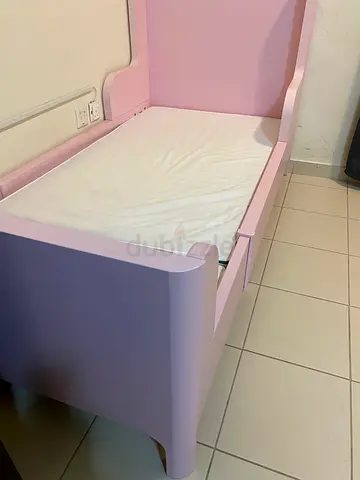 Light Pink Baby Crib / Toddler Bed in Good Condition