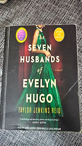 The Seven Husbands of Evelyn Hugo - paperback