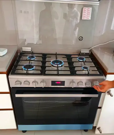 BOSCH Latest Model 5-Burner Full Gass With Fan Oven - Lightly Used