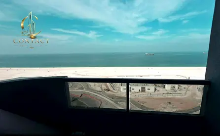 شقة فاخرة ثلاث غرف وصالة + ستور، بإطلالة بحرية مباشرة تشعرك بالراحة والهدوء كل يوم!