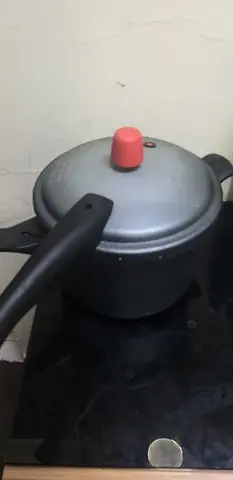 Stovetop pressure cooker (used) 5 litre