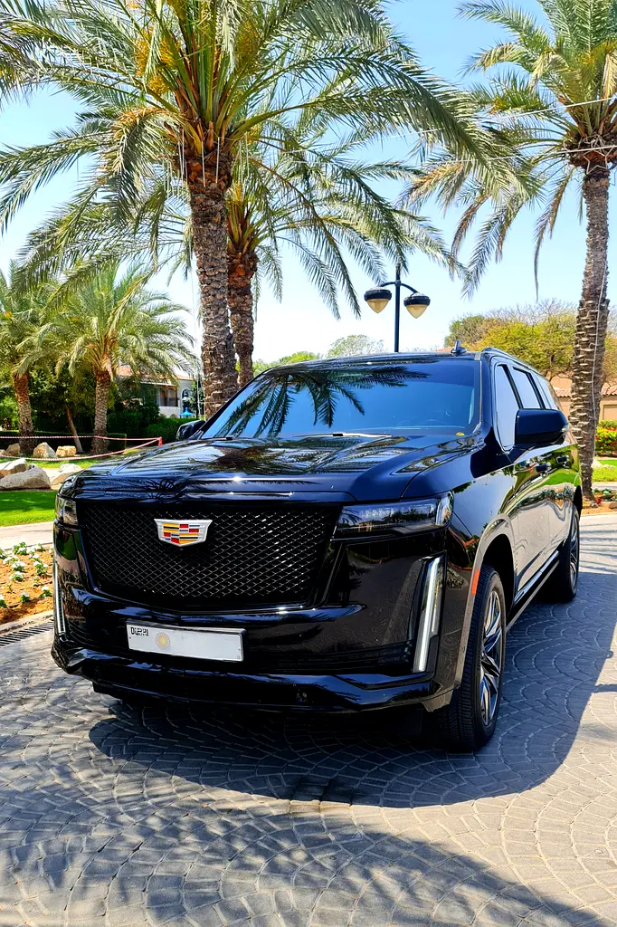 Cadillac Escalade 2021 — photo 1 of 15