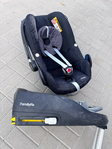 MaxiCosi infant car seat and isofix base