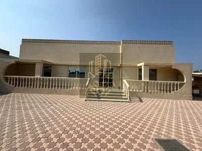 فرصة استثمارية ذهبية للبيع بيت عربي زاوية بموقع استراتيجي في الشارقة