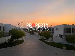 R2EM Single Row | Corner Unit | Vacant June