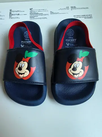 Boys Disney flip flops with elastic size 25