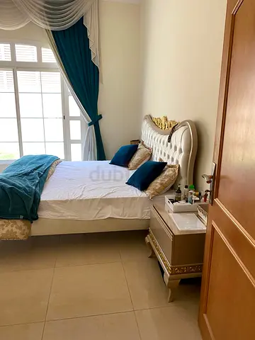 Master private room luxury furniture in suite bathroom for single working non smoking Arabic lady