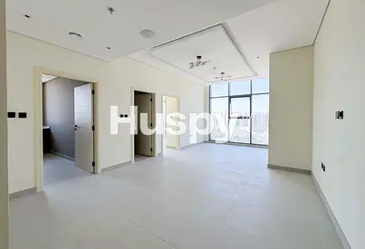 Walk to Metro | Corner Unit | Closed Kitchen