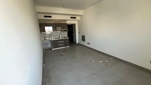 🚨 استوديو بمساحة كبيرة وتكييف مركزي في موقع استراتيجي بالروضة مقابل كنز مول وقريب من مركز شرطة الحميدية وعلى مخرج محمد بن زايد