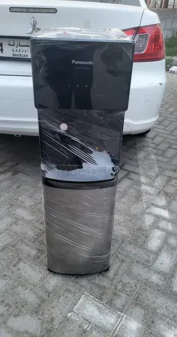 Bottom load water dispenser