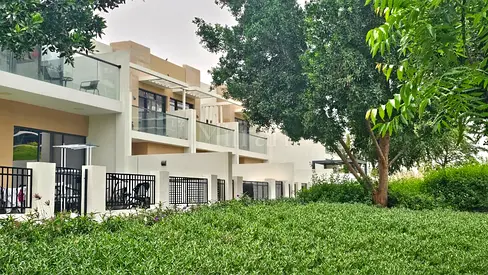 Fully Furnished I Luxurious Middle Unit I Private Lawn