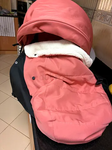 New born baby yo-yo bassinet- Pram-style stroller with bassinet and fleece footmuff - good condition