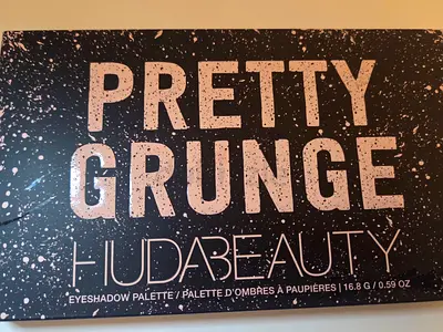 Huda Beauty Pretty Grunge Eyeshadow Palette