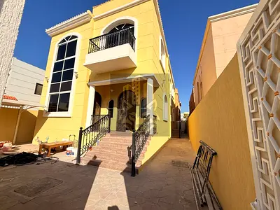 فيلا للبيع بالروضة 2 بسعر خيالي العقار نظيف ومريح ف مكان مميز  | 5 غرف نوم ماستر + صالتين + مجلس | مساحة 3200 قدم | عمر 7 سنوات | السعر 1,650,000