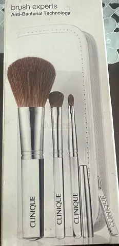 CLINIQUE brush experts Anti-Bacterial Technology