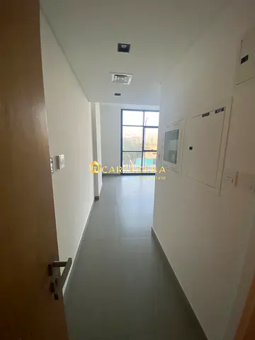 غرفة وصالة مع اطلالة على الممشى