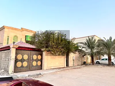 فيلا للبيع في الروضة عجمان الحق الفرصه 1، 4 غرف وصالة ومجلس وغرفة خادمة، 4 حمامات، حوش كبير، مساحة 5004 قدم، عمر 16 سنة، بسعر 1,600,000 درهم.