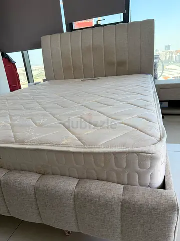 Comfortable Queen Size Bed with Modern Design