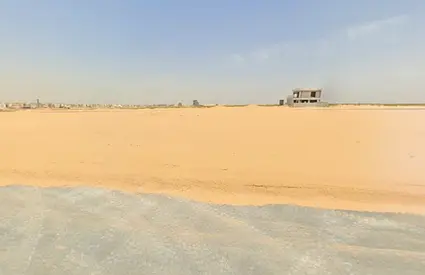 📍 المطرق… ارض سكنية بسعر مميز وعلى شارع وسكة!