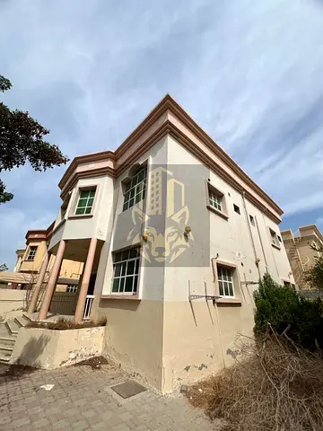 فيلا فاخرة للبيع بمنطقة الروضة2 شامل الكهرباء والمياة والمكيفات