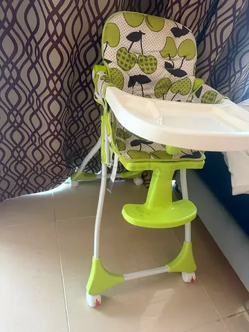 كرسي مرتفع للأطفال