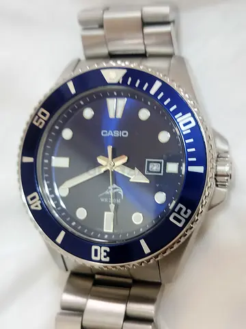 Casio Duro. MDV -106 mode.  stainless steel band .dive-style watch 200m WR with blue dial