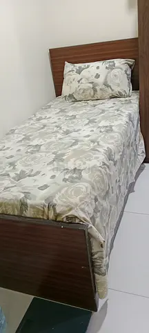 سرير خشبي للبيع