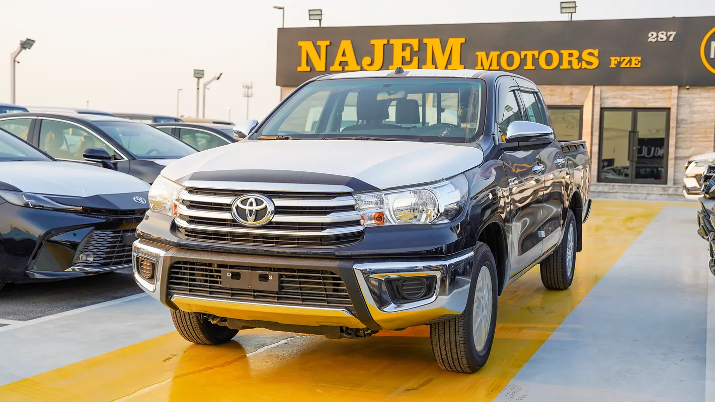 Toyota Hilux 2025 — photo 1 of 16