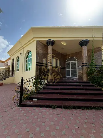 الاكثر طلبا فيلا للإيجار في الدراري | 3 غرف + 2 حمام + مجلس + صالة + غرفة خادمة + مساحات خارجية واسعة | 95,000 درهم على شيكين + 5,000 تأمين.